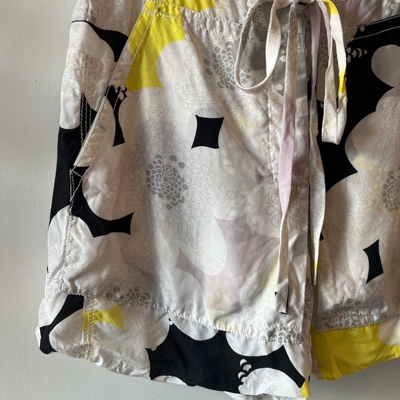 Diane von Furstenberg Floral Silk Shorts 2 - Picture 2 of 16